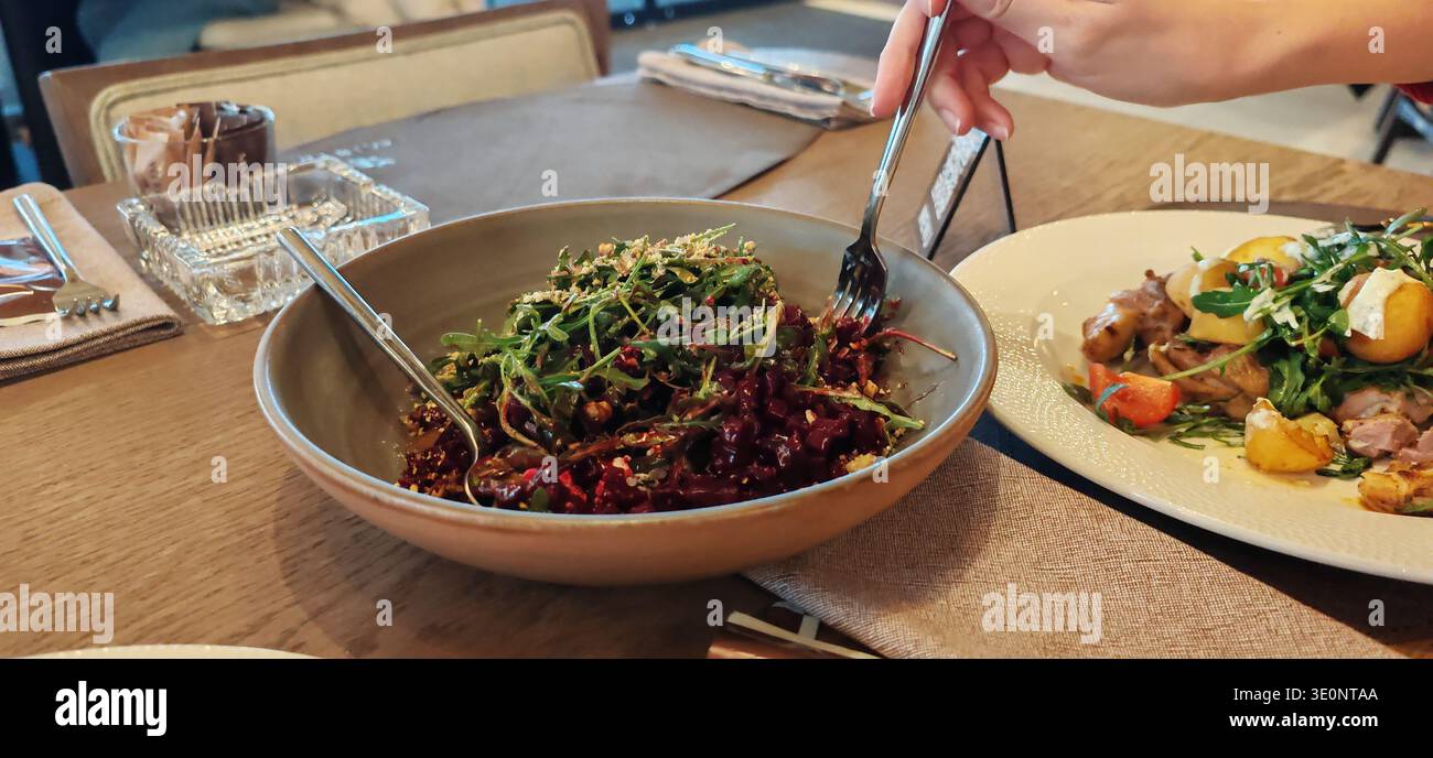 Frisches Arugula Salat Schüssel Fleischgericht Stockfoto
