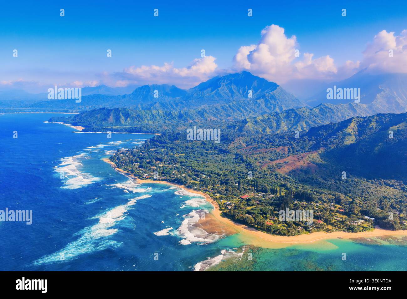 Oahu, Hawaii, Nordküste vom Hubschrauber aus gesehen. Stockfoto