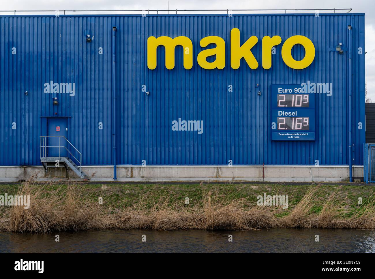 Amsterdam, Niederlande, 12.03.2026, Makro Retail Store Logo und Gebäude außen Stockfoto