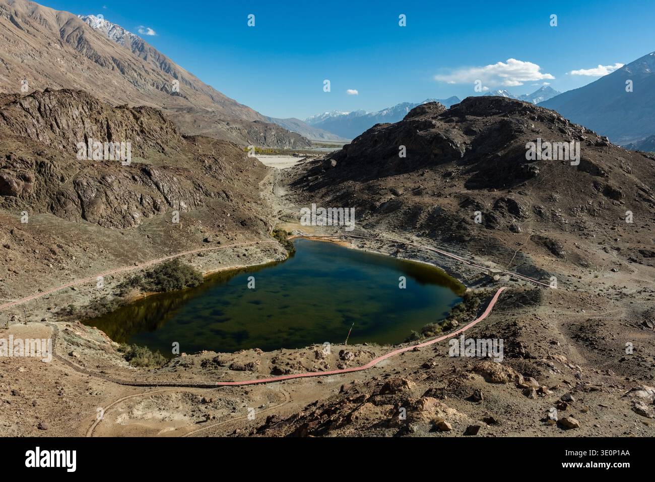 Der Luvan TSO Lake liegt in einem zerklüfteten Bergbecken in der Nähe von Panamik, mit einem Wanderweg, der das Wasser und schneebedeckte Gipfel umgibt. Stockfoto