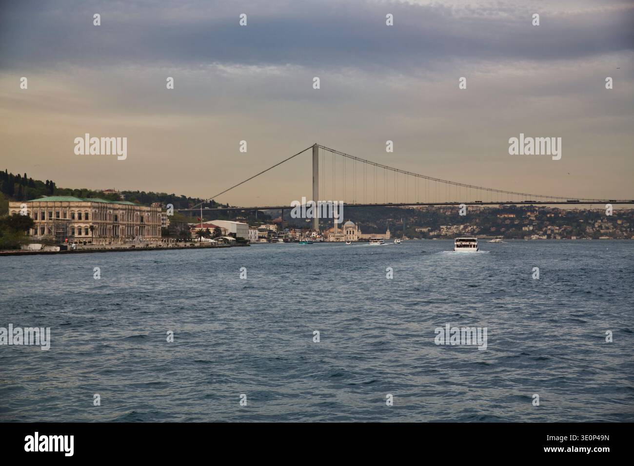 Ein malerischer Blick auf Istanbul mit Einer Brücke über Wasser und Einem historischen Gebäude im Vordergrund. Stockfoto