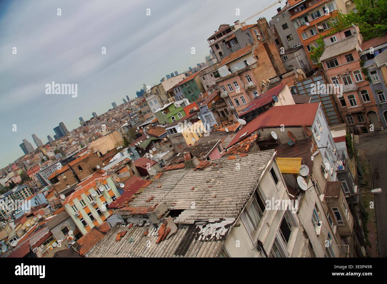 Panoramablick Auf Farbenfrohe Gebäude In Istanbul, Die Urbane Landschaft Zeigen. Stockfoto