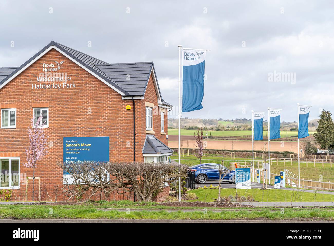 Bovis Homes Marketing Suite und Verkaufsbüro Gebäude, mit Schildern auf dem Gebäude. Willkommen im Habberley Park und Fragen Sie nach reibungslosem Umzug Stockfoto