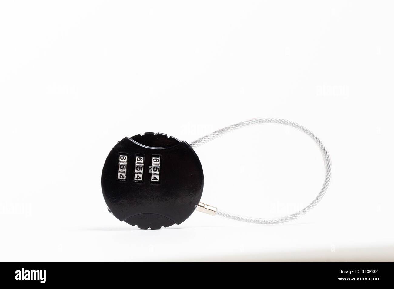 Ompact schwarzes Kombinationsschloss mit Code und robustem Kabel für die Sicherheit von Fahrrädern, Taschen oder Gepäck. Benutzerfreundlich und zuverlässig für den täglichen Bedarf. Aufnahme auf Clean W Stockfoto