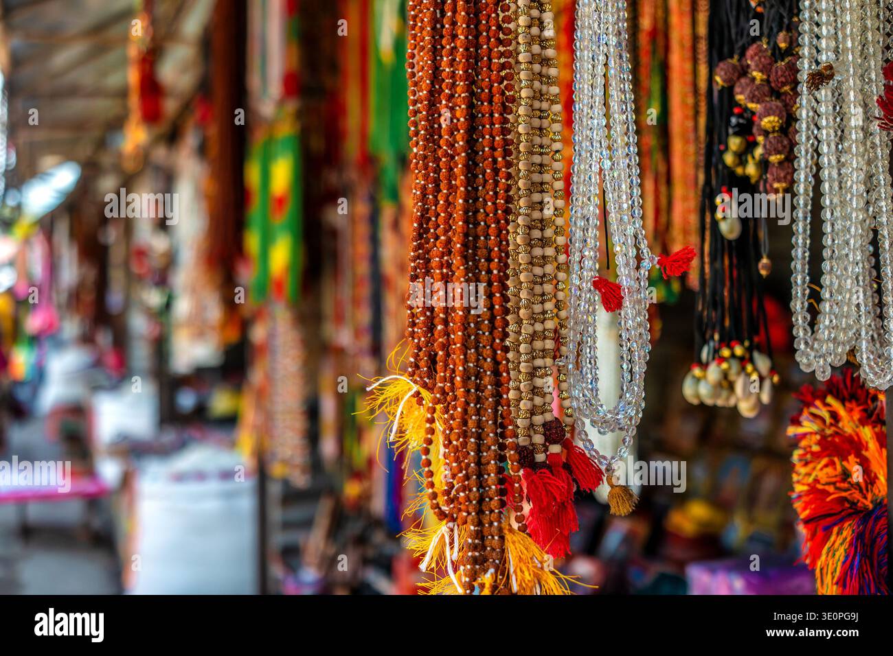 Bead And Mala Trading Stand, Verbreitet In Indien, Nepal, Tibet Stockfoto