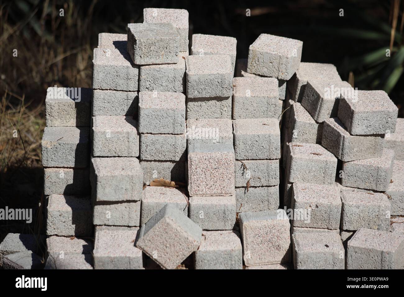 Stapel Pflastersteine auf dem Boden Stockfoto