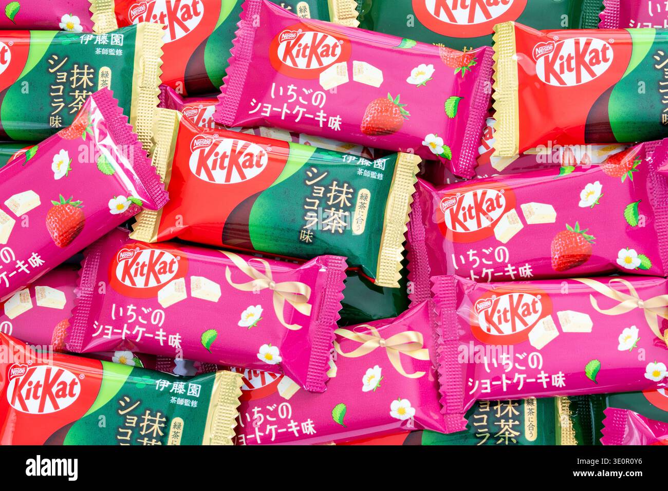Stapel von verschiedenen gewickelten japanischen Kitkats. Zwei Geschmacksrichtungen, Erdbeer-Käsekuchen und Matcha kitkat-Minibar. Sehr beliebt in Japan. Stockfoto