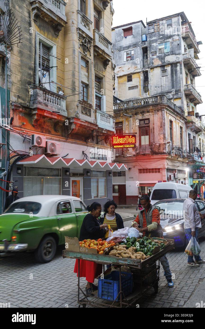 Havanna, Kuba, 24. Januar 2026 ProSportFoto-Tony Lewis. Straßenmarkt-Szene mit Leuten, die im Centro Havanna einkaufen Stockfoto