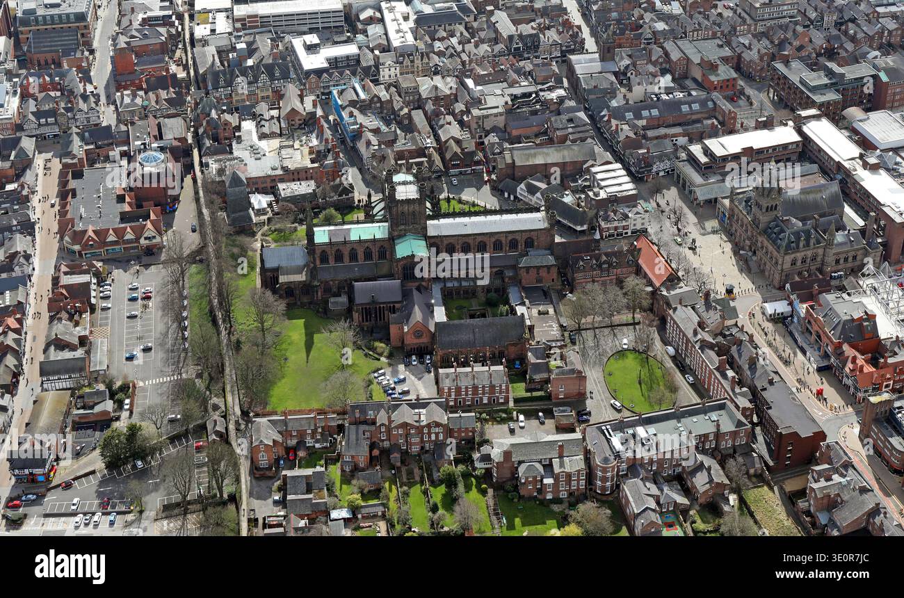 Aus der Vogelperspektive der Kathedrale von Chester im Stadtzentrum von Chester, Cheshire Stockfoto