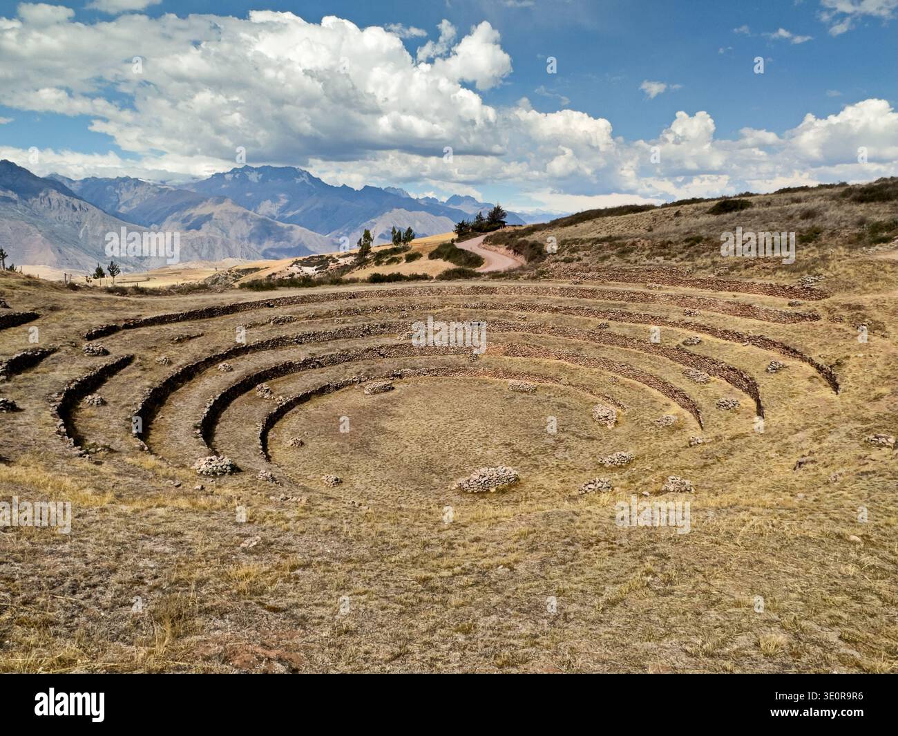 Konzentrische Kreise bilden eine tiefe Depression hoch in den Anden auf einer alten Inka-Farm in der Nähe von Moray in Peru. Stockfoto