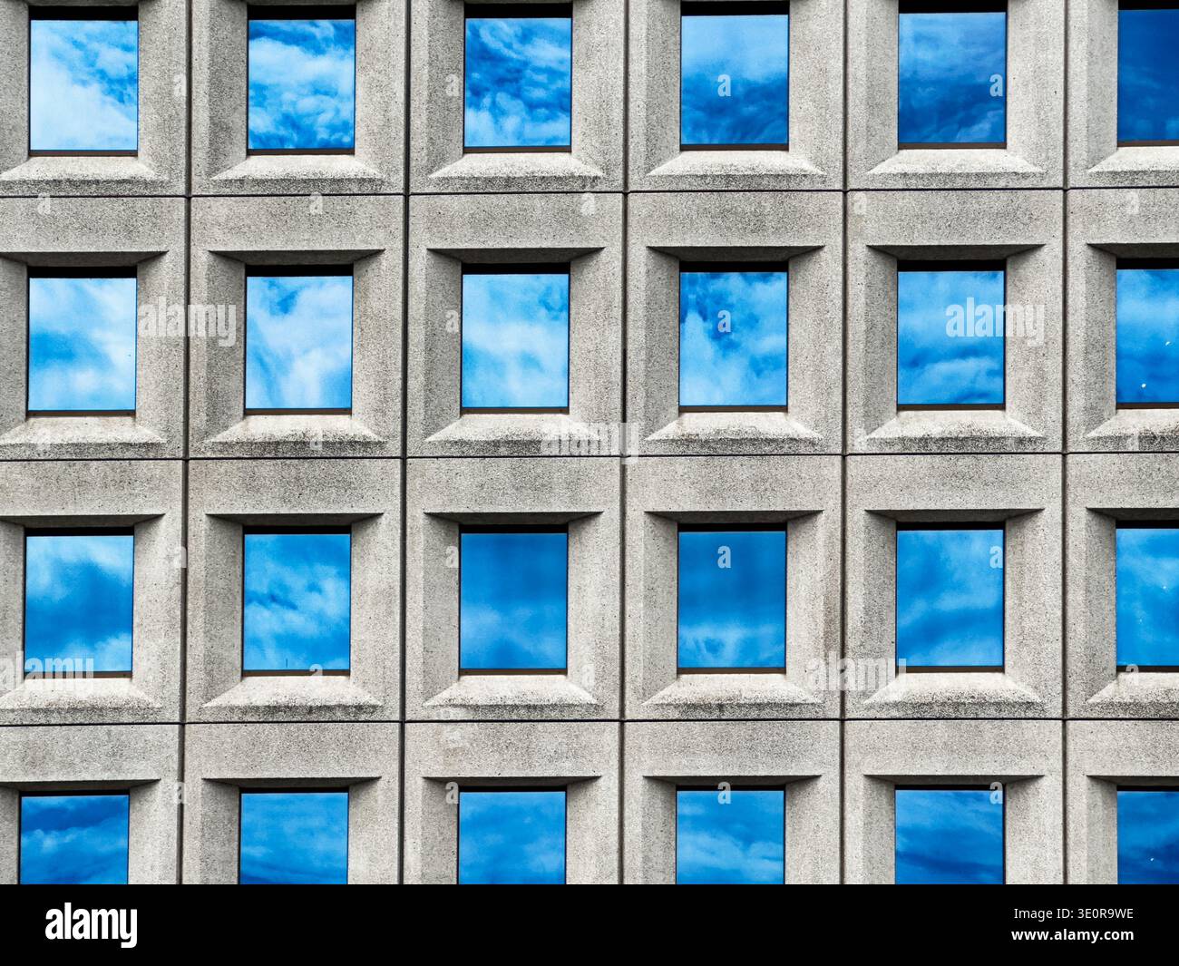 Wolken spiegeln sich im Fenster eines modernen Bürogebäudes in Kopenhagen, Dänemark. Stockfoto