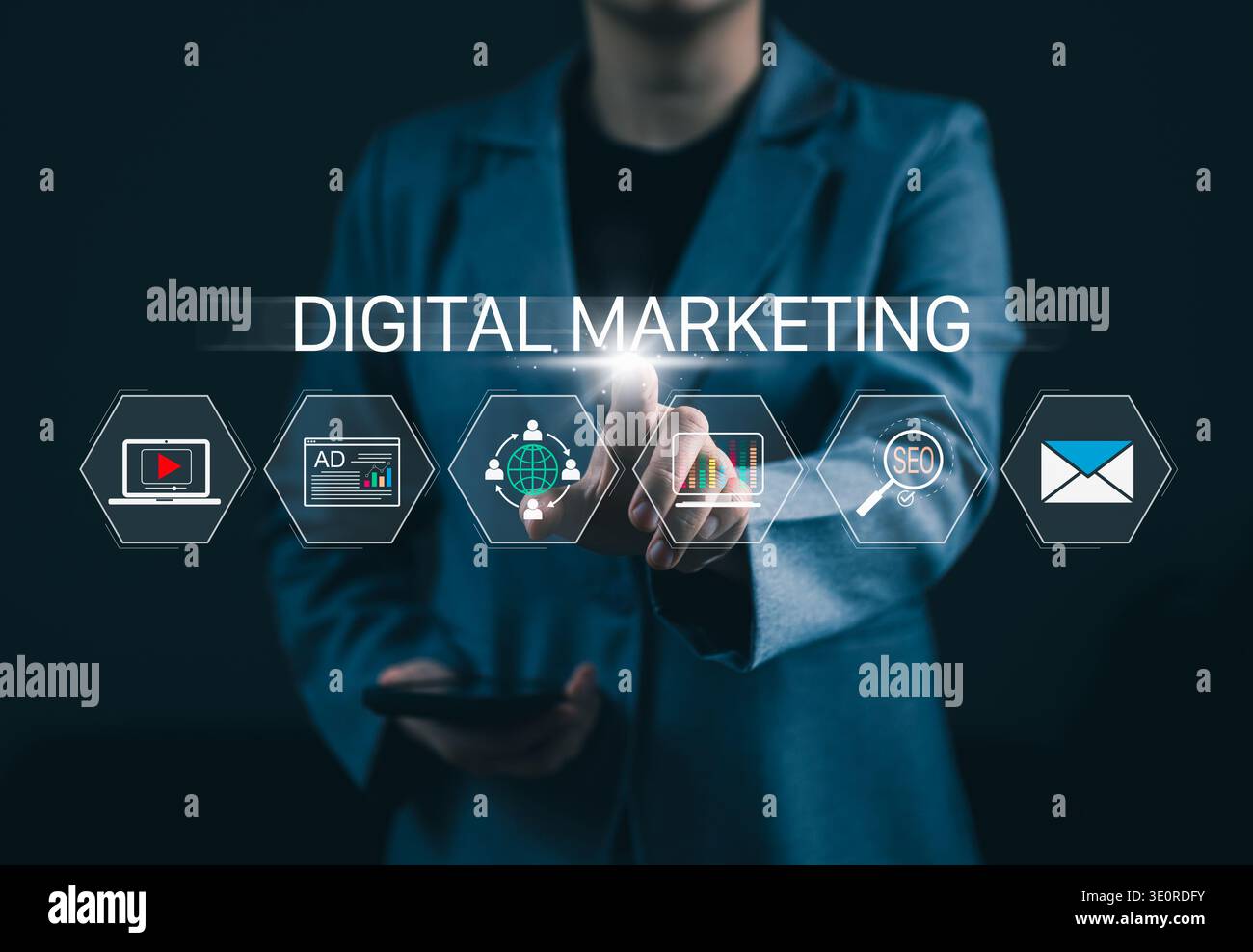 Digitales Marketingkonzept. Geschäftsmann berührende Schnittstelle SEO-Analysen, Online-Werbung, E-Mail-Marketing, Social-Media-Strategie für moderne Unternehmen Stockfoto