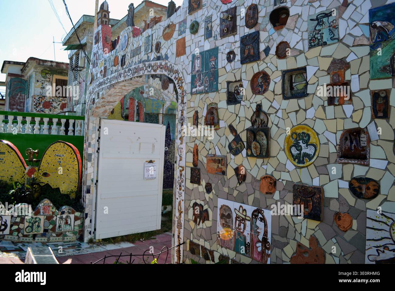 Mosaikdekorierter Eingangsbogen im künstlerischen Viertel Fusterlandia Havanna Kuba Stockfoto
