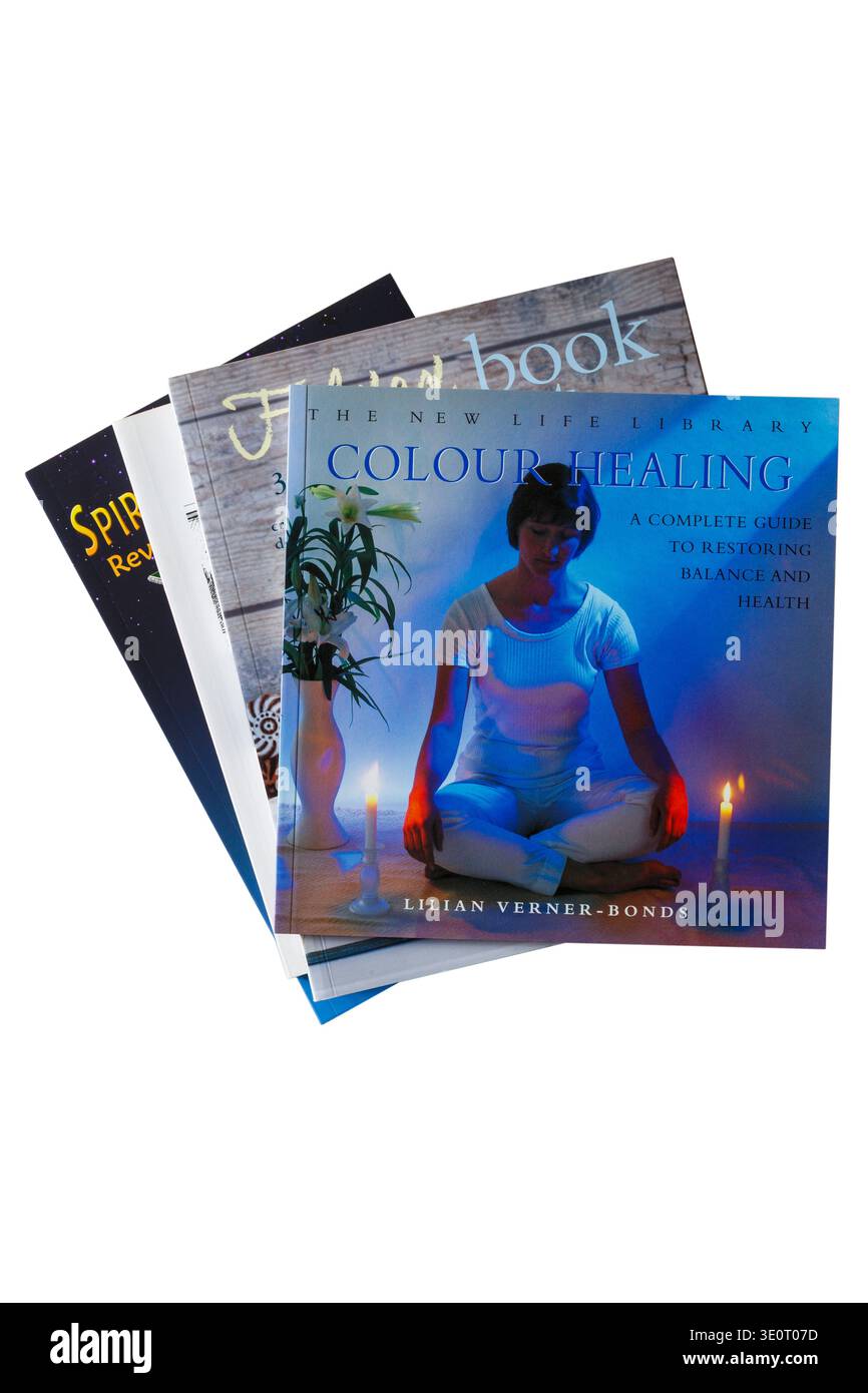 Auswahl an Büchern mit Colour Healing Buch ein vollständiger Leitfaden zur Wiederherstellung von Gleichgewicht und Gesundheit von Lilian Verner-Bonds auf der Spitze isoliert auf weiß Stockfoto
