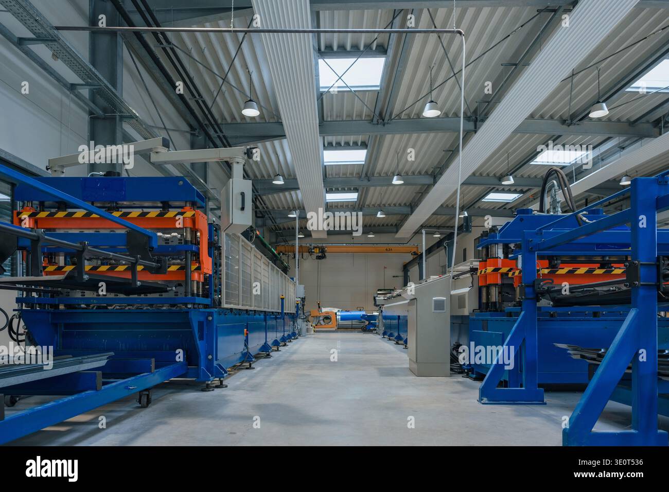 Automatisierte Produktionslinie in einem Werk mit Industrieanlagen und ohne Anwesenheit von Personen im Innenraum. Stockfoto