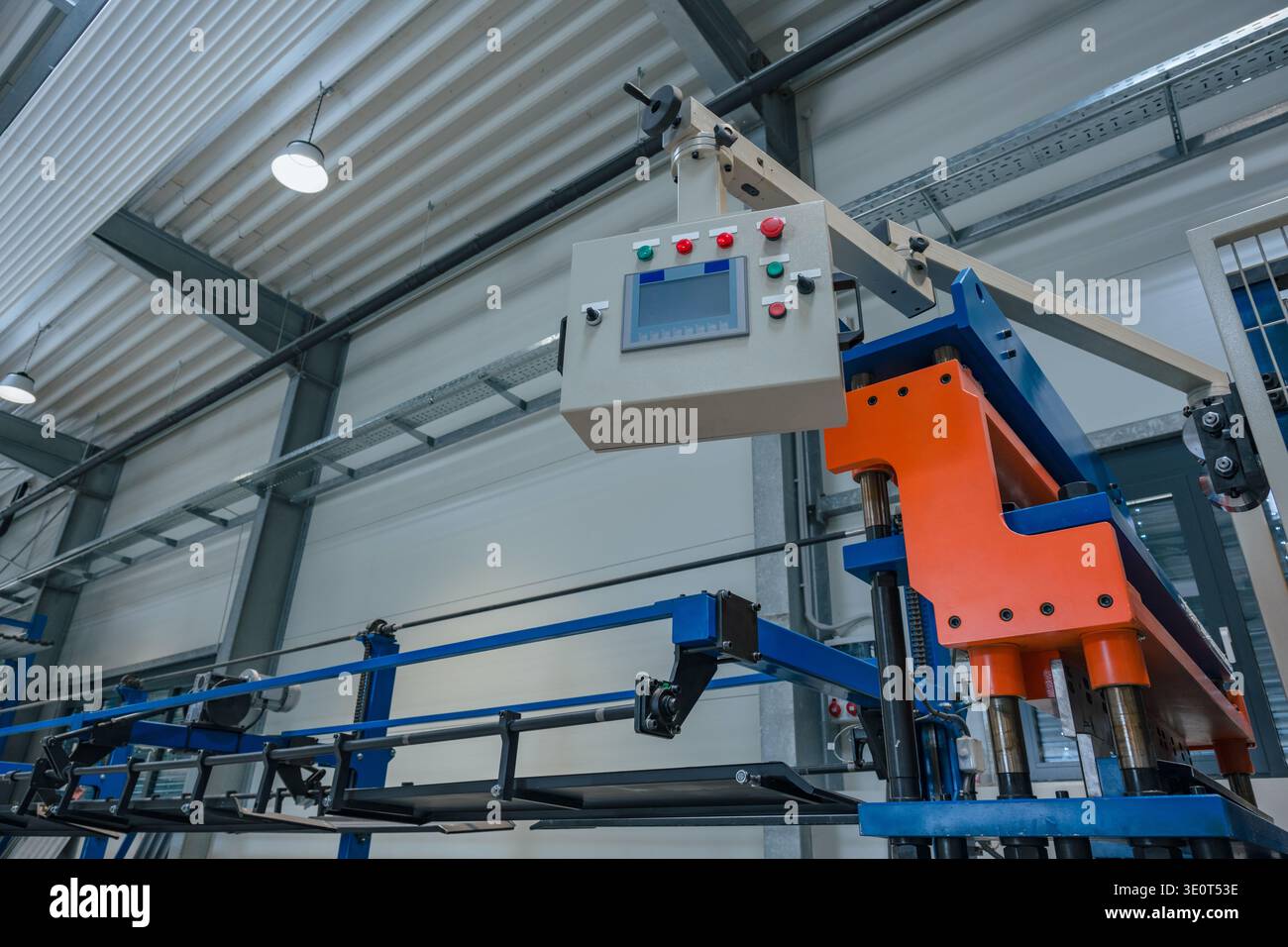 Die automatisierte Produktionslinie wird in einem Produktionswerk betrieben, in dem Maschinen und Anlagen im Inneren des Werks angeordnet sind. Stockfoto