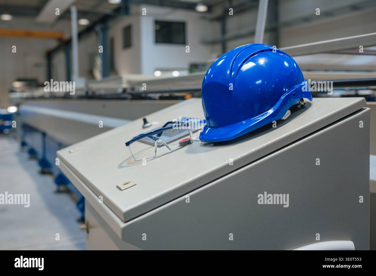 Die automatisierte Produktionslinie arbeitet in der Produktionsanlage, in der Maschinen und Sicherheitseinrichtungen im Werk eingerichtet sind. Stockfoto