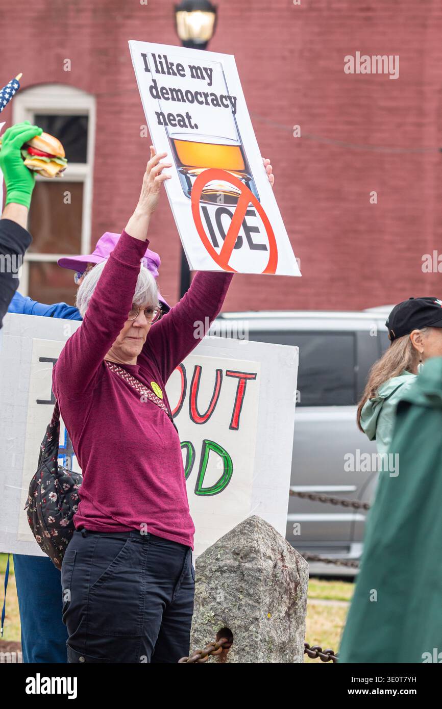Monroe, GA / USA - 8. März 2026: Eine ältere Frau zeigt ein Schild mit der Aufschrift „I like my Democracy neat...no ICE“ auf der Demonstration der EISANLAGE Georgia. Stockfoto
