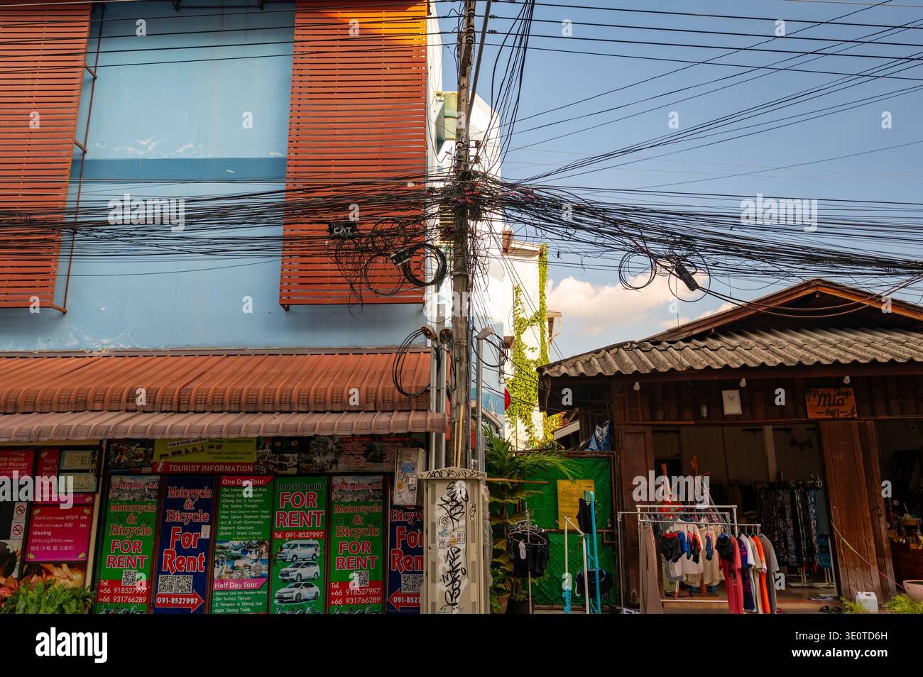Chiang Mai, Thailand - 14.11.2025: Verwickelte Elektrodrähte an Versorgungsmasten in Chiang Mai Thailand, mit dichter städtischer Infrastruktur, Straßenbedingungen Stockfoto