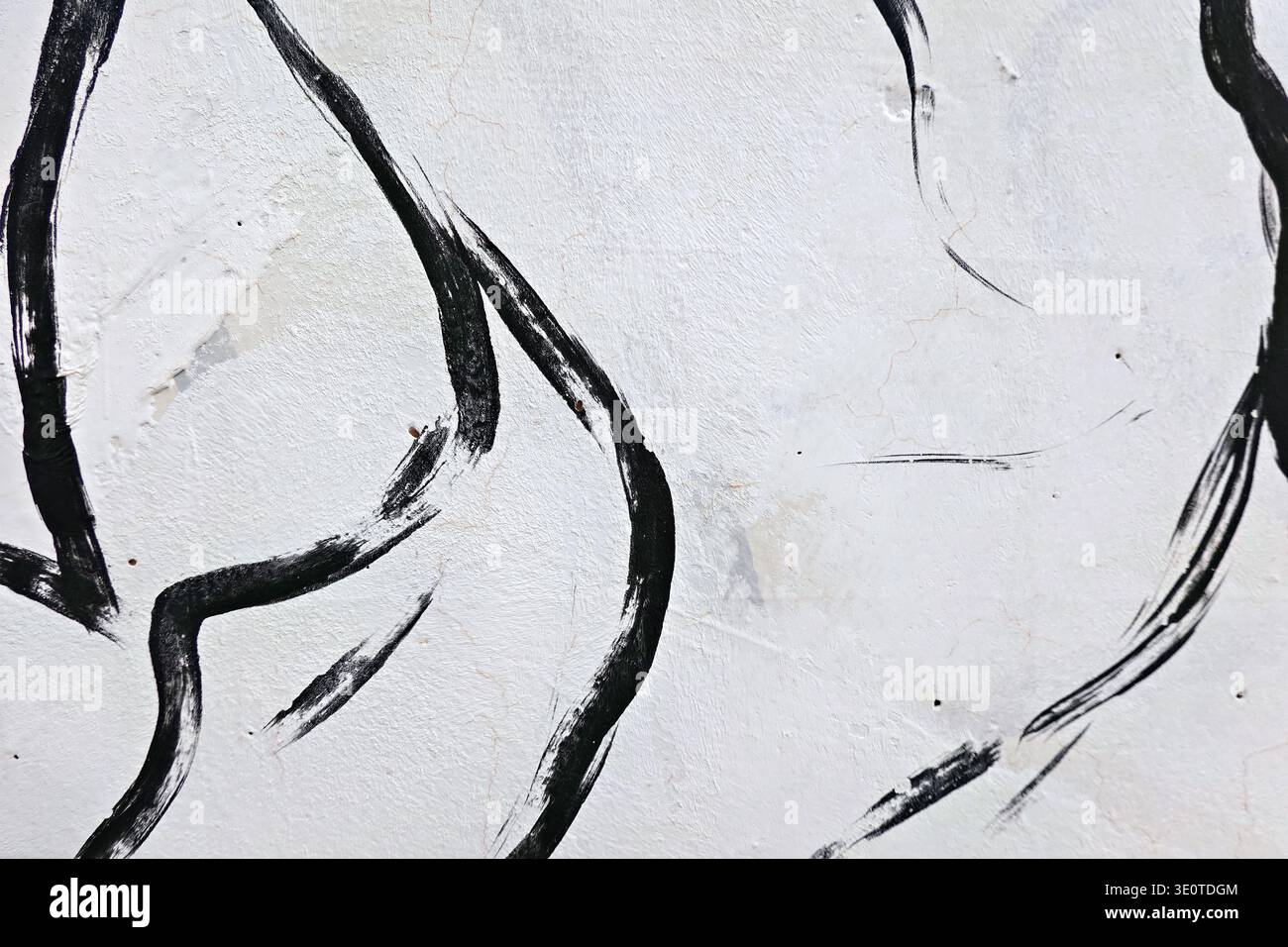Alte Grunge-Wand Hintergrund mit schwarzen Graffiti-Strichen auf einer weißen Oberfläche Stockfoto