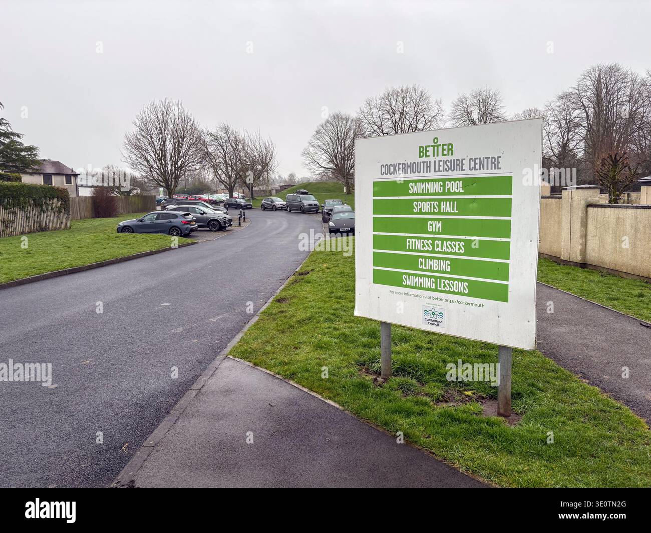 März 2026. Cockermouth, Cumbria, Vereinigtes Königreich. Auf Einem Schild für das Cockermouth Leisure Centre sind verschiedene Einrichtungen aufgeführt, darunter ein Swimmingpool, ein Spa Stockfoto