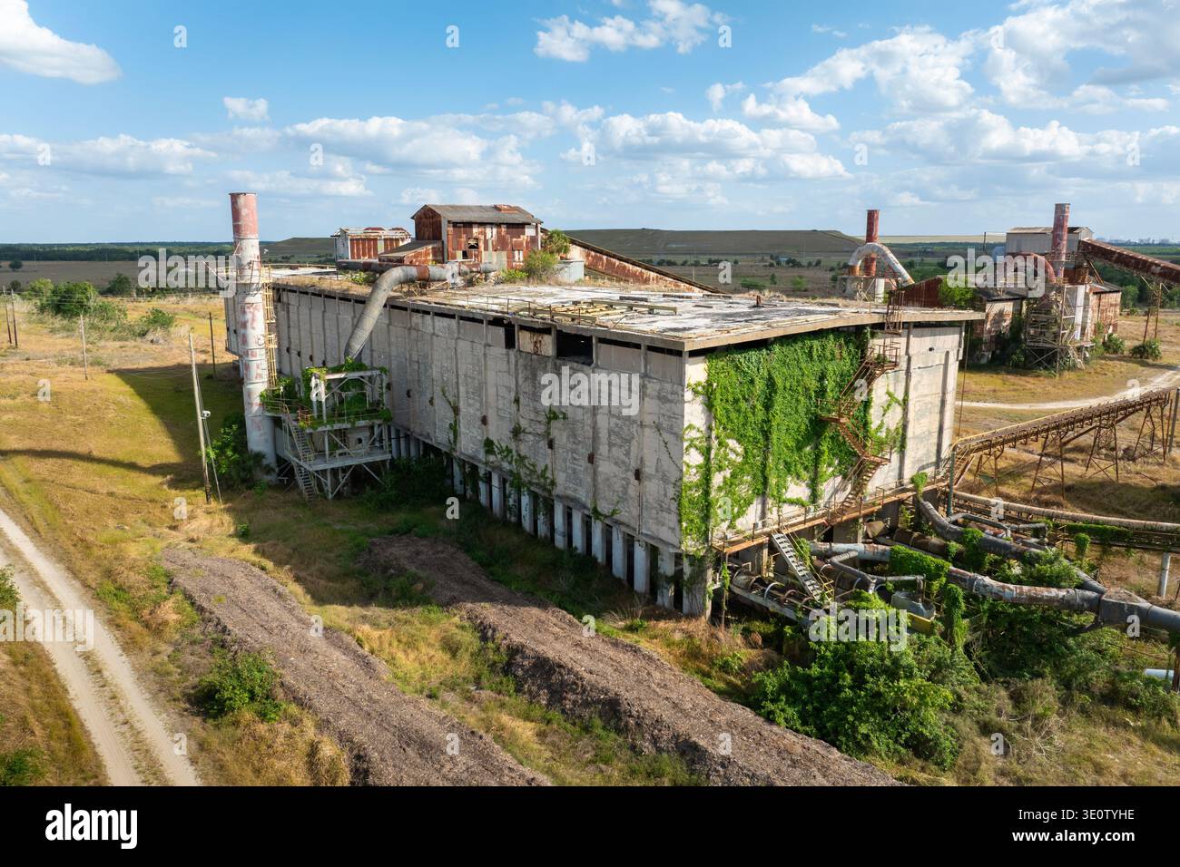 Luftaufnahme der verlassenen Mosaikphosphatfabrik in Polk County, umgeben von ländlicher Landschaft und Bergbauresten. Stockfoto