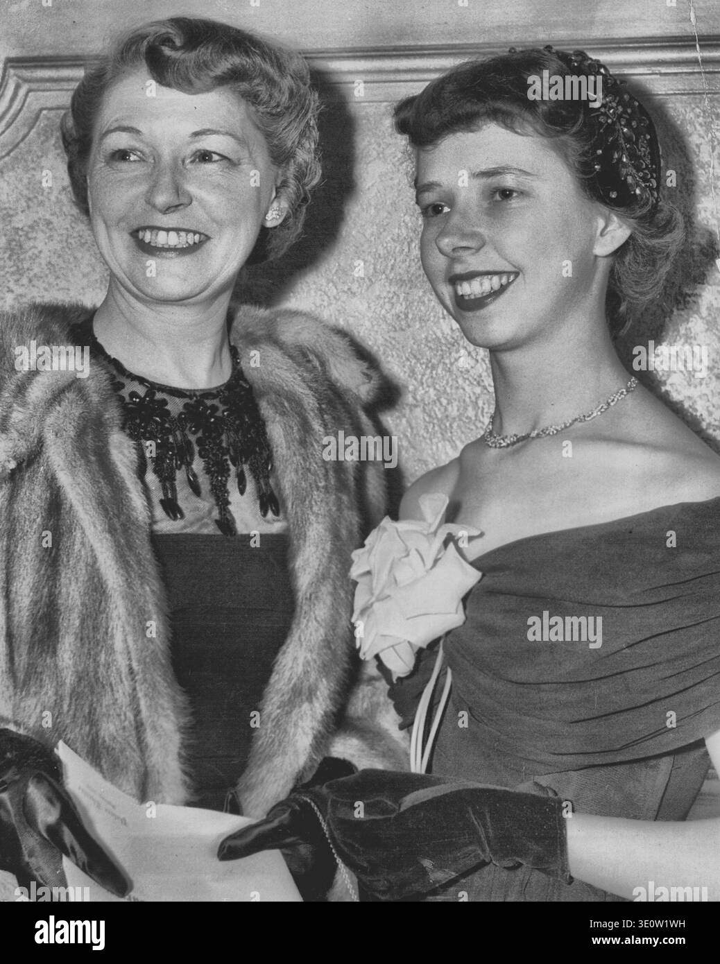 Mrs. Ben Fuller und ihre Tochter Pat bei der Premiere der beiden Mrs. Carrolls im Palast gestern Abend. Mrs. Fullers schwarzes Satin-Kleid war fro Stockfoto