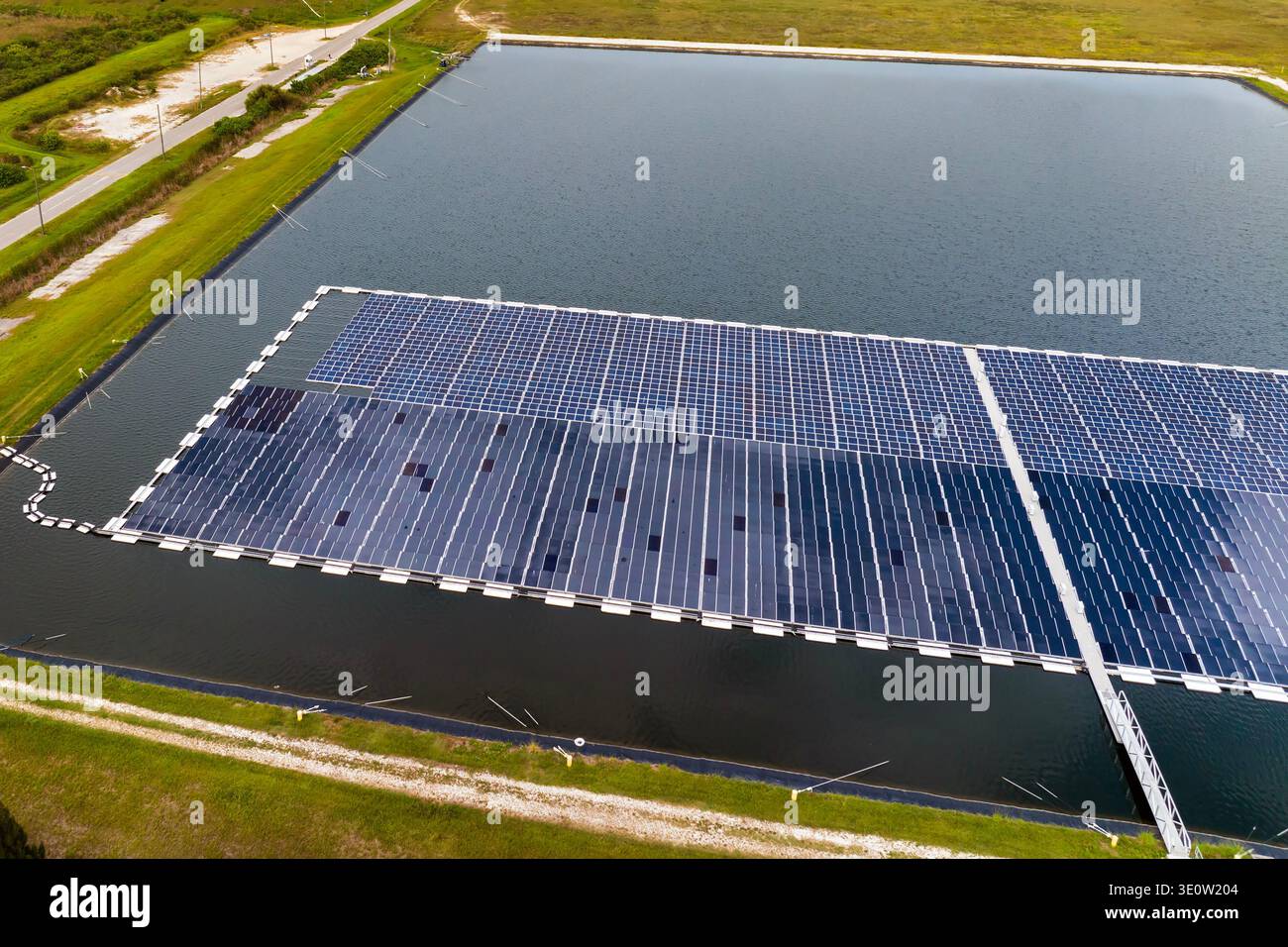 Schwimmendes Solarstromanlage auf Wasseroberfläche zur Erzeugung sauberen und nachhaltigen Stroms. Konzept der emissionsfreien Energieerzeugung Stockfoto