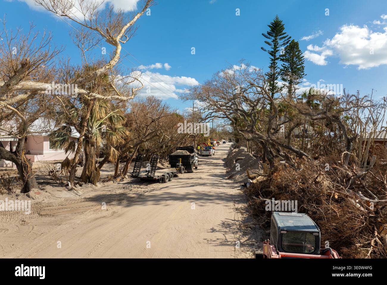 Müll aus schwer beschädigten Häusern nach Hurrikan Milton Sturmflut. Schutthaufen auf der Straßenseite der Manasota Key Street in Florida. Konsequenzen Stockfoto