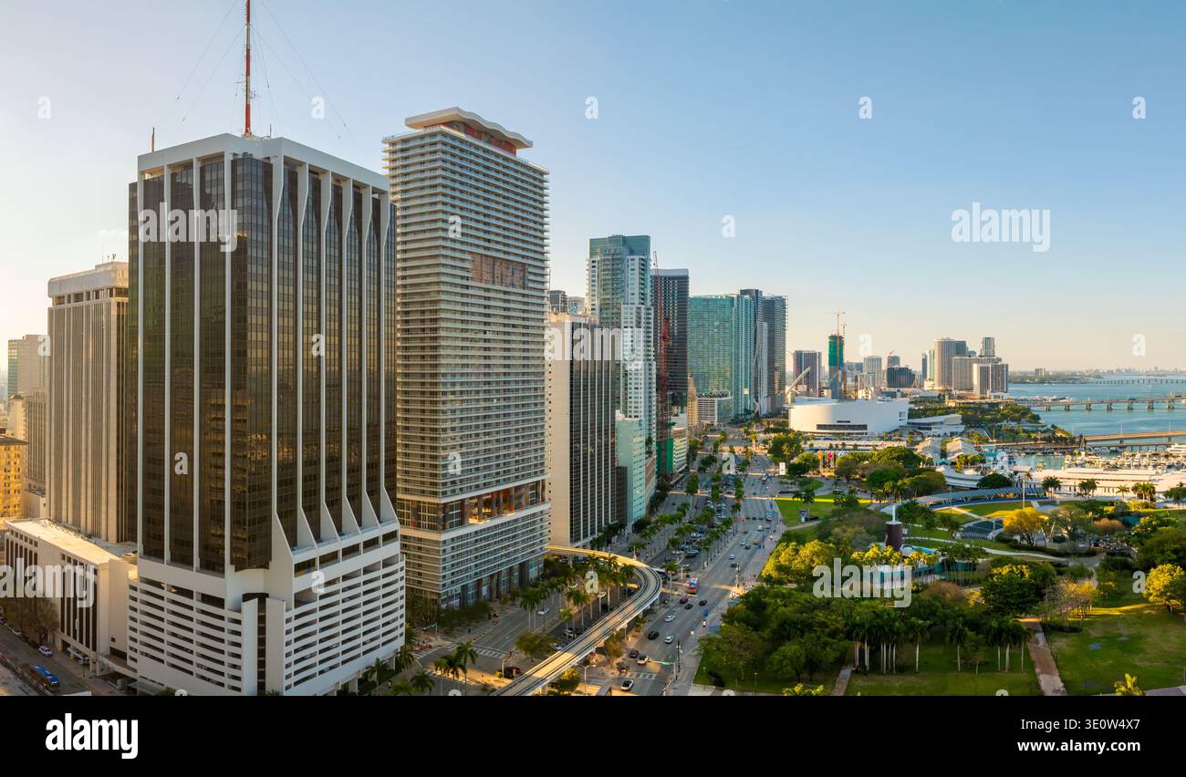 Stadtansicht von Miami Brickell Downtown District in Florida, USA bei Sonnenuntergang. Skyline mit Wolkenkratzern am Wasser in der modernen amerikanischen Stadt Stockfoto