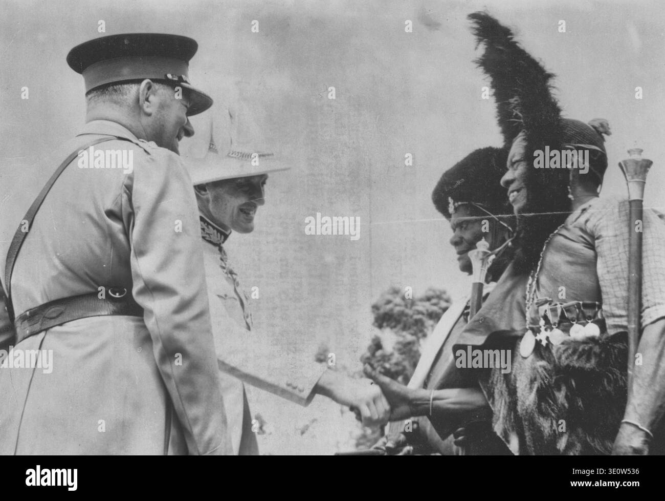 Der kenianische Gouverneur trifft auf den überlebenden Häuptling – beobachtet von General Sir George Erskine, Oberbefehlshaber Ostafrikas, dem Gouverneur von Kenia, Sir Evely Stockfoto