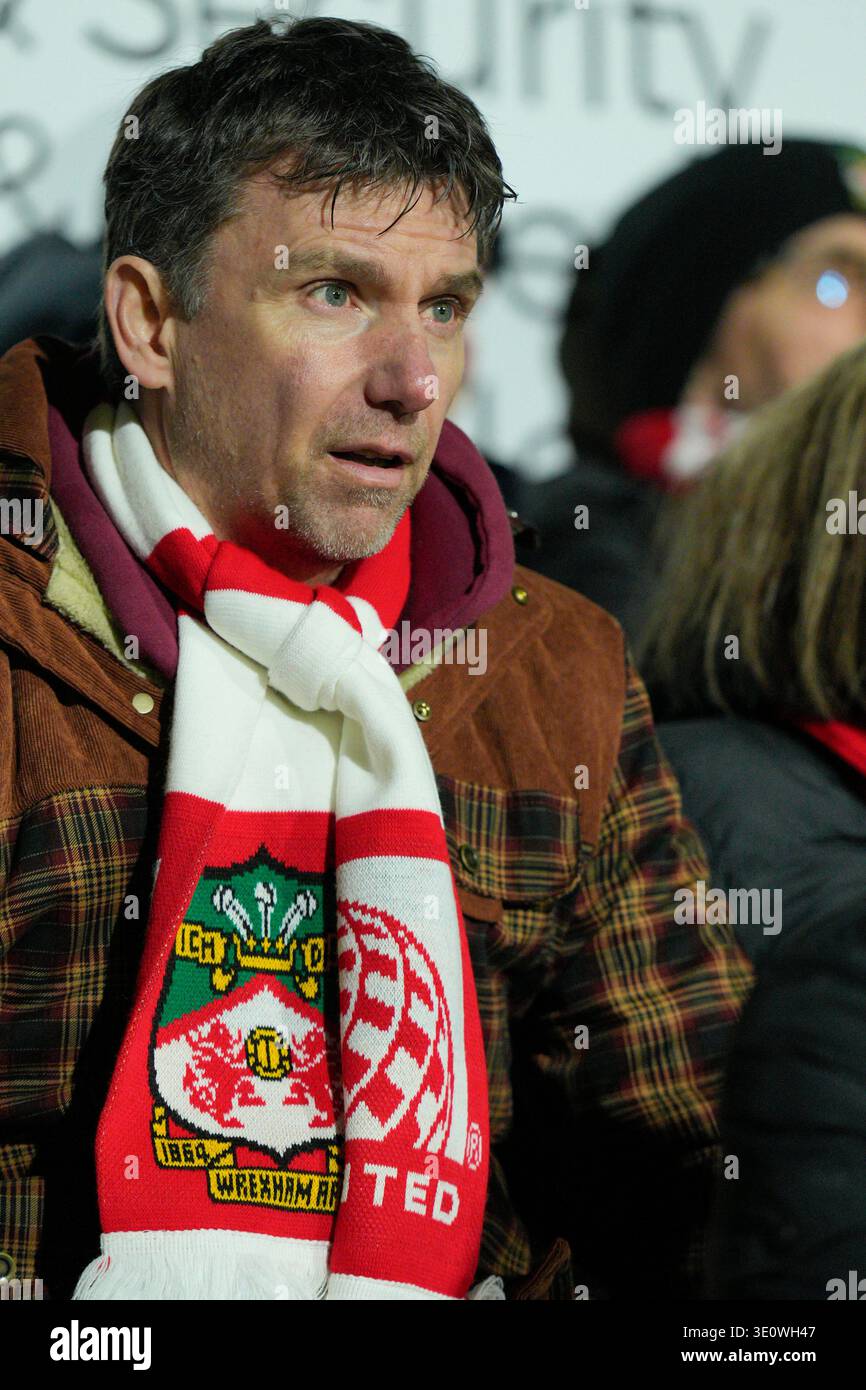 März 2026; Stok CAE Ras, Rennbahn, Wrexham, Wales; EFL Championship Football, Wrexham gegen Swansea City; Ein Wrexham-Fan sieht das Spiel Stockfoto