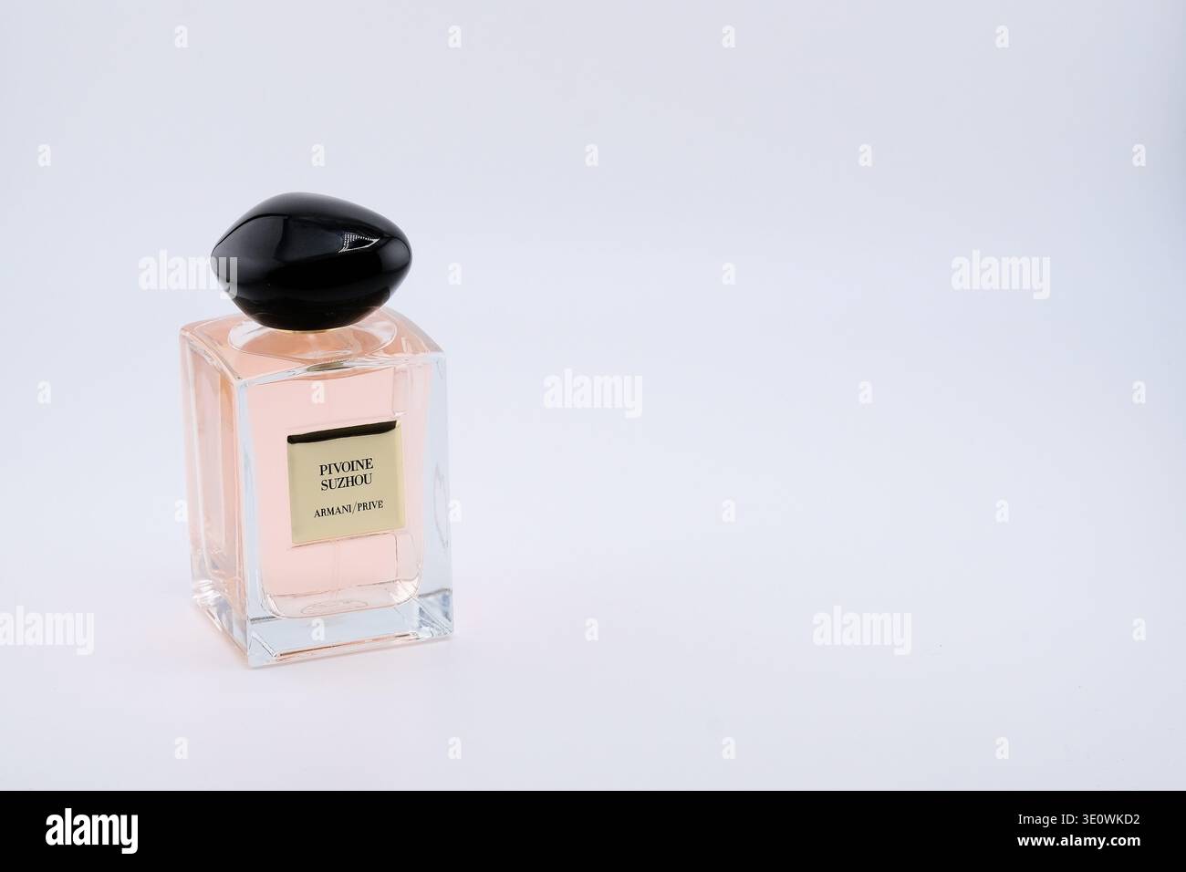 Flasche Parfum Armani Privé Pivoine Suzhou; ein Parfum der Parfümeure Julie Massé und Cécile Matton; Parfums, Düfte und Düfte für Frauen. Stockfoto