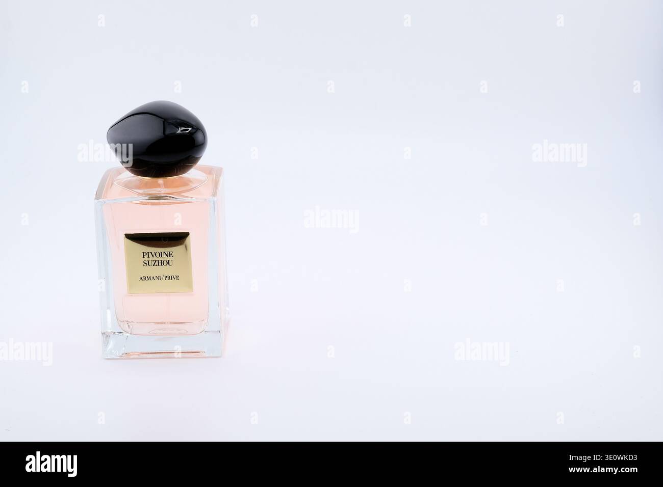 Flasche Parfum Armani Privé Pivoine Suzhou; ein Parfum der Parfümeure Julie Massé und Cécile Matton; Parfums, Düfte und Düfte für Frauen. Stockfoto