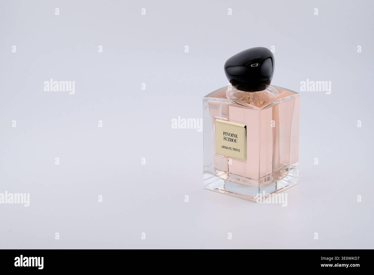 Flasche Parfum Armani Privé Pivoine Suzhou; ein Parfum der Parfümeure Julie Massé und Cécile Matton; Parfums, Düfte und Düfte für Frauen. Stockfoto
