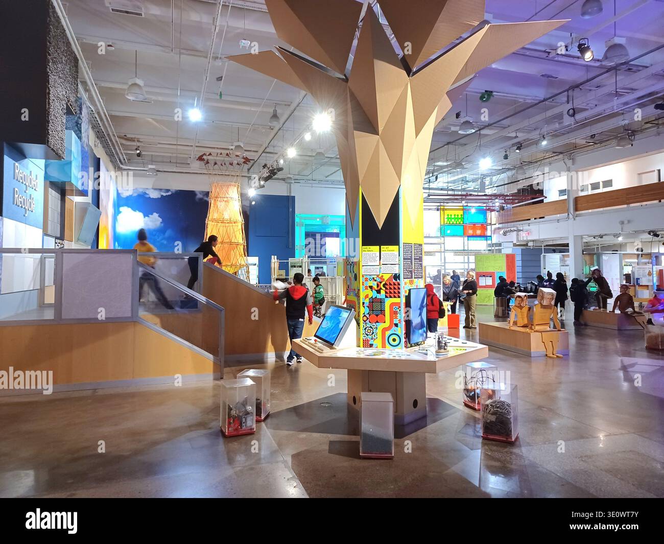 Toronto, ON, Kanada - 17. Mai 2024: Dieses Bild zeigt die interaktiven Ausstellungen im Ontario Science Centre in Toronto, Kanada. Es repräsentiert Scienc Stockfoto
