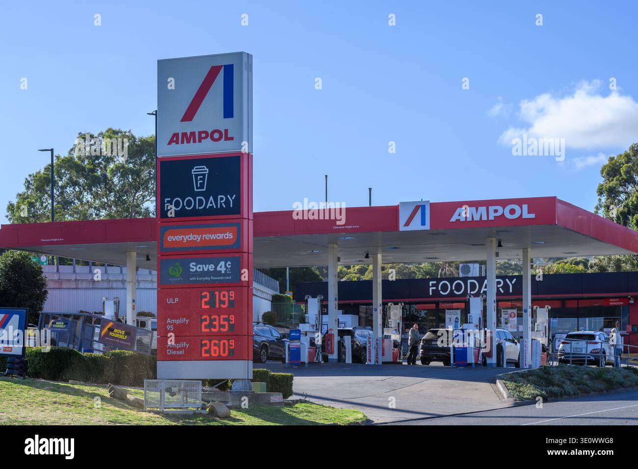 Ampol Tankstelle und Foodary-Geschäft mit Tankstelle und Tankstelle für Fahrzeuge, South Australia. Stockfoto