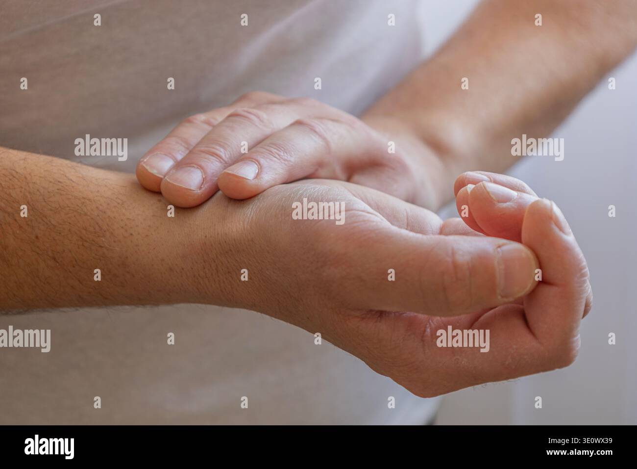 Nahaufnahme einer Person, die den Puls am Handgelenk mit den Fingern überprüft. Konzept des Gesundheitsmonitors, der Herzfrequenzmessung, des medizinischen Check und der grundlegenden Vitalparameter Stockfoto