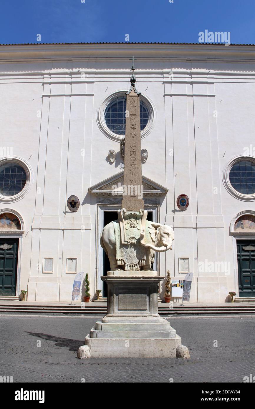Elefant und Obelisk von Gian Lorenzo Bernini August 2024 Basilika Santa Maria sopra Minerva Symbol der Weisheit und Stärke Stockfoto