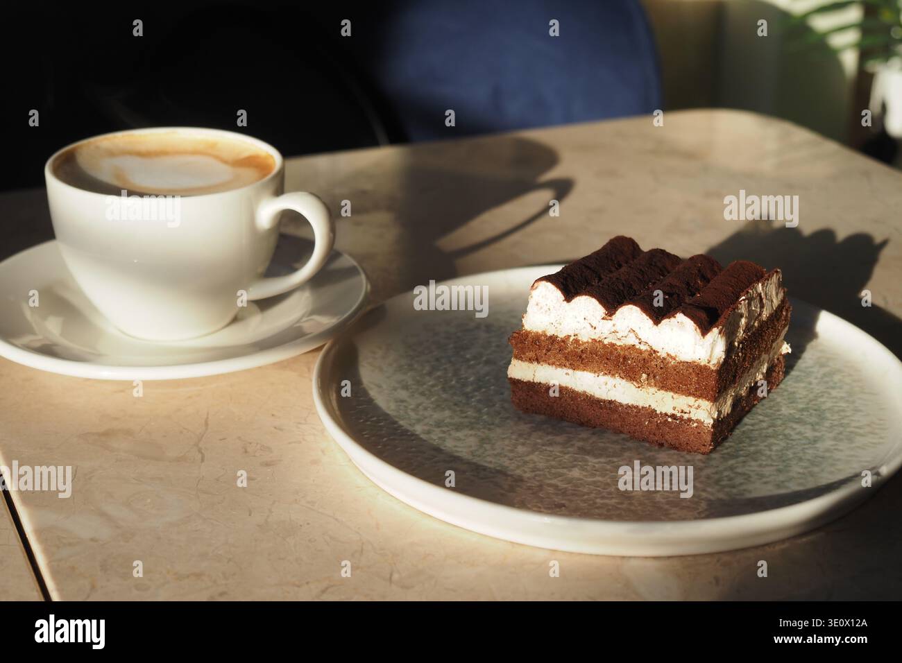Leckeres Dessert und Kaffee auf einem Tisch in einem Café Stockfoto