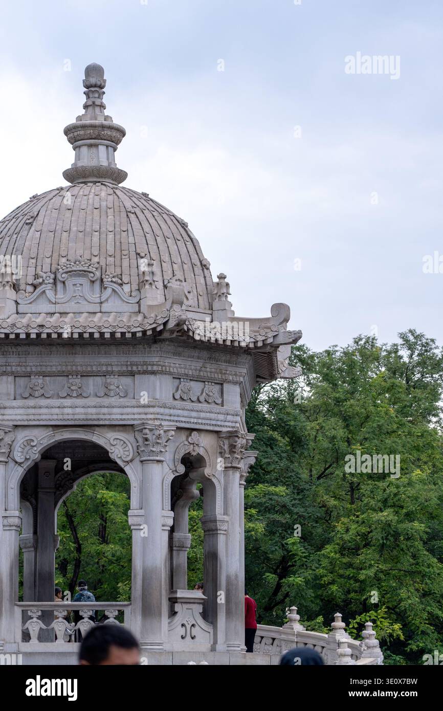 22. September 2025 - Peking, China: Eine detaillierte Ansicht eines klassischen chinesischen Pavillons im Yuanmingyuan, des Alten Sommerpalastes und der Kaiserlichen Gärten in Beij Stockfoto