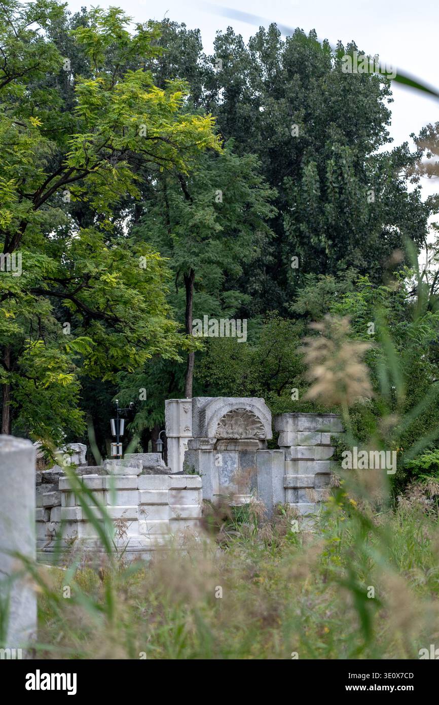 22. September 2025 - Peking, China: Eine ruhige, bewachsene Szene eines historischen chinesischen Gartens, wahrscheinlich Teil des Yuanmingyuan, des ehemaligen kaiserlichen Gartens von t Stockfoto
