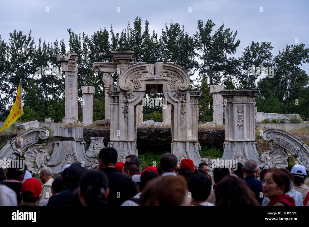 22. September 2025 - Peking, China: Ein großes architektonisches Element aus den ehemaligen kaiserlichen Gärten, mit klassischen chinesischen Designelementen und Weaways Stockfoto