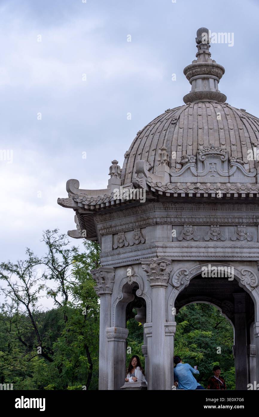 22. September 2025 - Peking, China: Ein Blick aus der Nähe eines klassischen chinesischen Pavillons im Yuanmingyuan, einem architektonischen Wunder in Peking, Chi Stockfoto