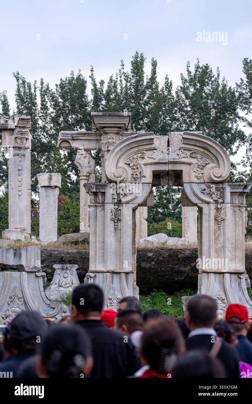 22. September 2025 - Peking, China: Eine ruhige Szene mit antiken Ruinen im Kaisergarten Yuanmingyuan, die das Wesen der chinesischen Geschichte und Kultur einfangen Stockfoto