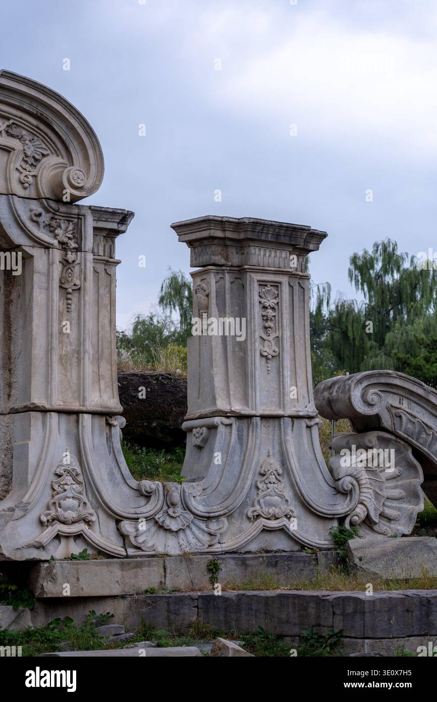22. September 2025 - Peking, China: Eine atemberaubende Nahaufnahme der Ruinen einer kunstvollen chinesischen Gartenstruktur im Yuanmingyuan Kaisergarten in Peking, C. Stockfoto
