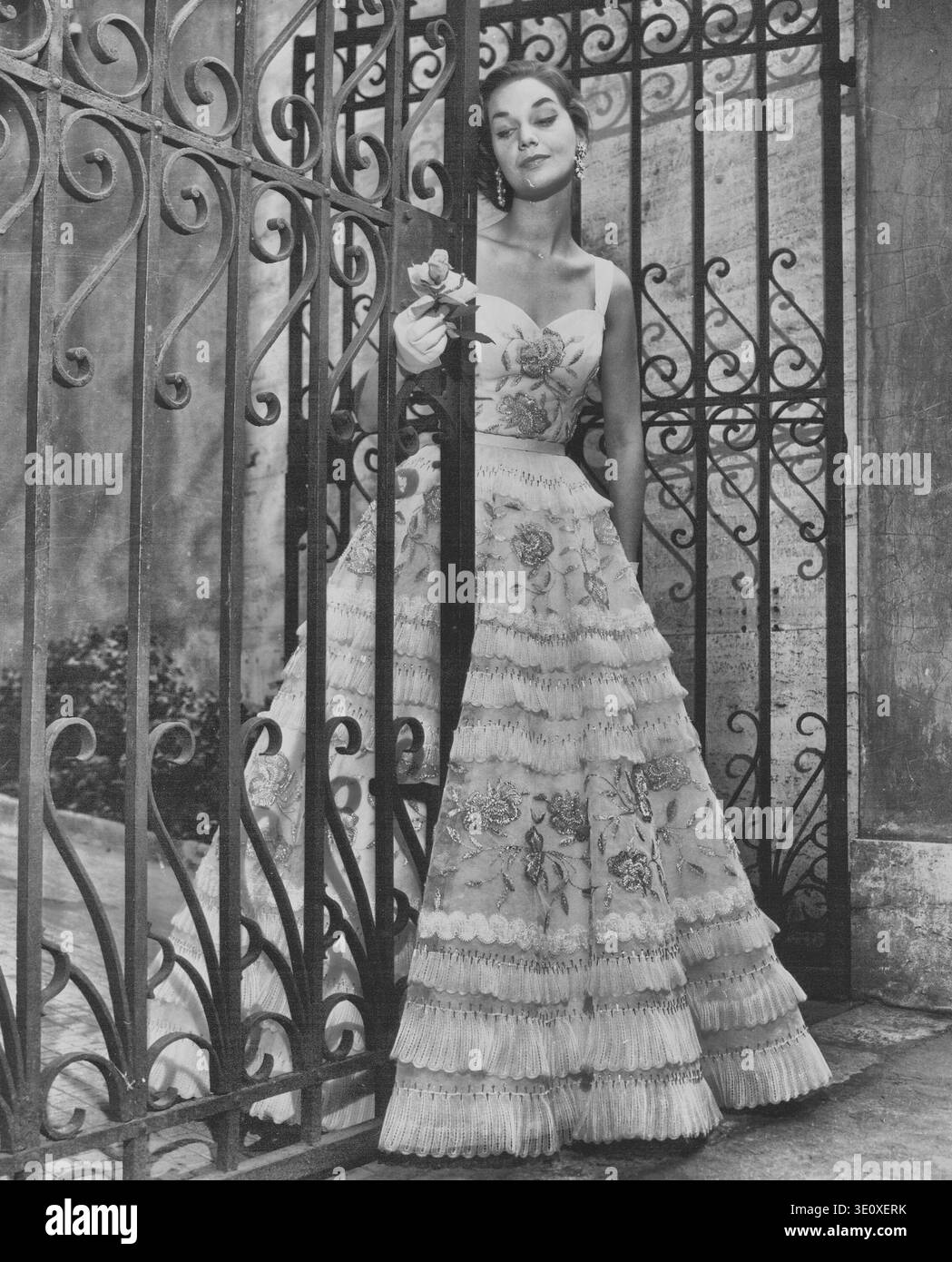 Die Kurven nehmen -- es gibt Romantik und feminine Anmut in diesem Abendkleid von Roms berühmten Fontana-Schwestern, typisch für das Angebot der italienischen des Stockfoto