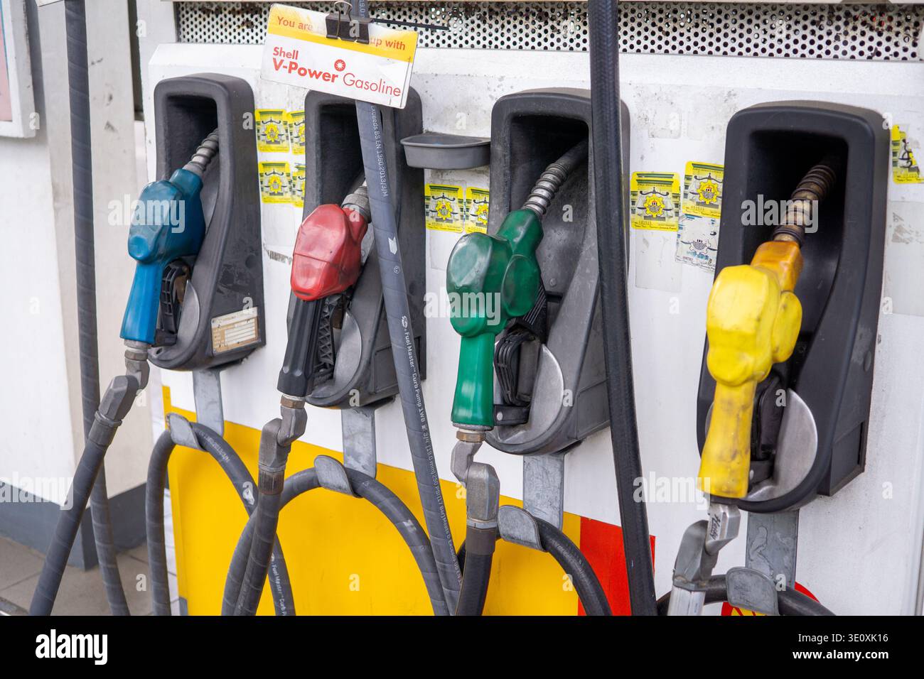 Kraftstoffpumpen-Düsen für Benzin und Diesel an einer Shell-Tankstelle in Cebu City Philippinen. Dies während der iranischen Ölkrise 2026. Stockfoto