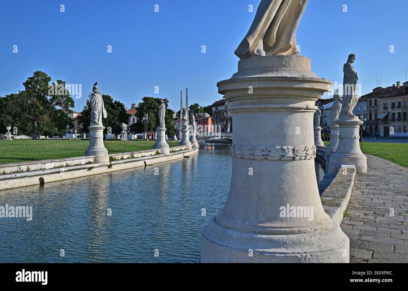 Padua, Italien. Platz Pratto della Valle mit zwei Statuenreihen (Ende des 18. Jahrhunderts), einem ovalen Kanal und Brücken. Stockfoto