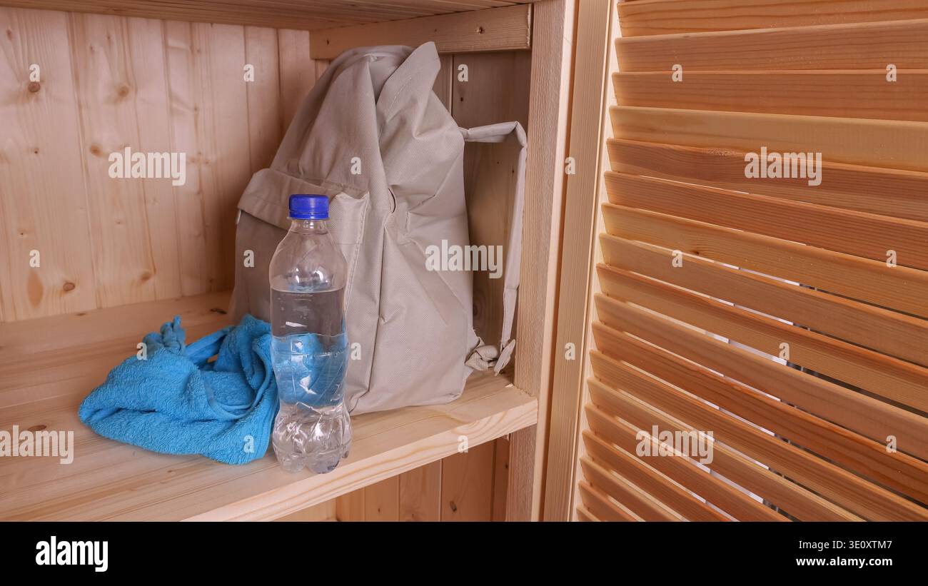 Ruhiger Entspannungsbereich Mit Essentials. Ruhige Saunaecke Mit Wasserversorgung. Beruhigendes Spa-Arrangement Mit Speziellem Saunabereich Stockfoto
